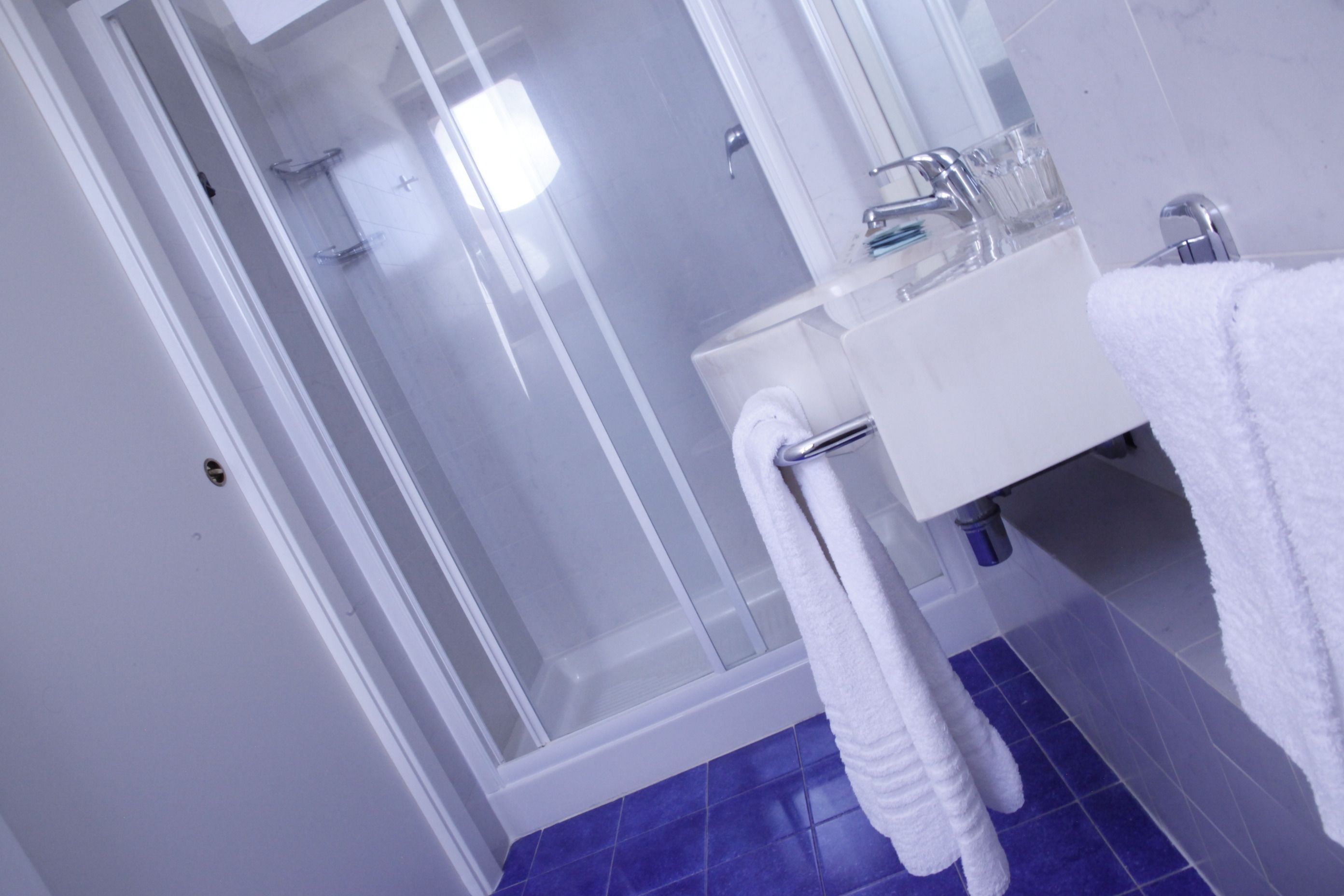 shower, rainfall showerhead, free toiletries, hair dryer