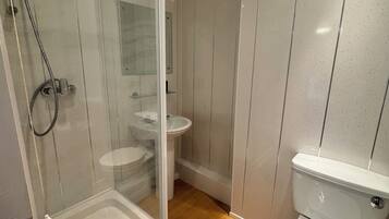 Family Room | Bathroom | Shower, free toiletries, towels