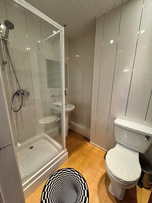 Family Room | Bathroom | Shower, free toiletries, towels - Holmlea Guest House (Blackpool)