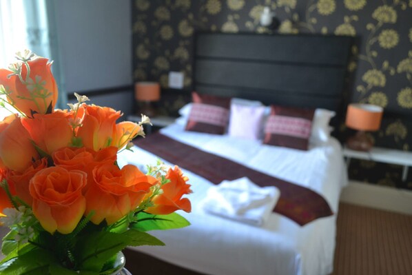 Premium bedding, soundproofing, free WiFi, bed sheets - Holmlea Guest House (Blackpool)