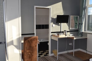 Premium bedding, soundproofing, free WiFi, bed sheets - Holmlea Guest House (Blackpool)