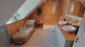 Premium Double Room (The Abbey view suite) | Bathroom | Shower, free toiletries, hair dryer, towels - Haydn House - B&B (Glastonbury)