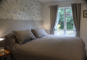 Comfort Double or Twin Room (The Orchid Rooms) | Laptop workspace, free WiFi, bed sheets - Haydn House - B&B (Glastonbury)