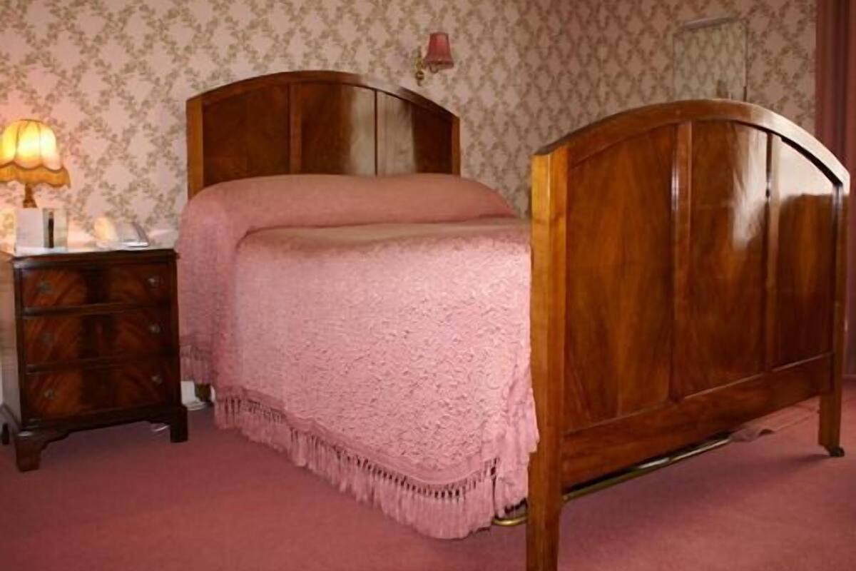 Standard (Double - Victorian Room)