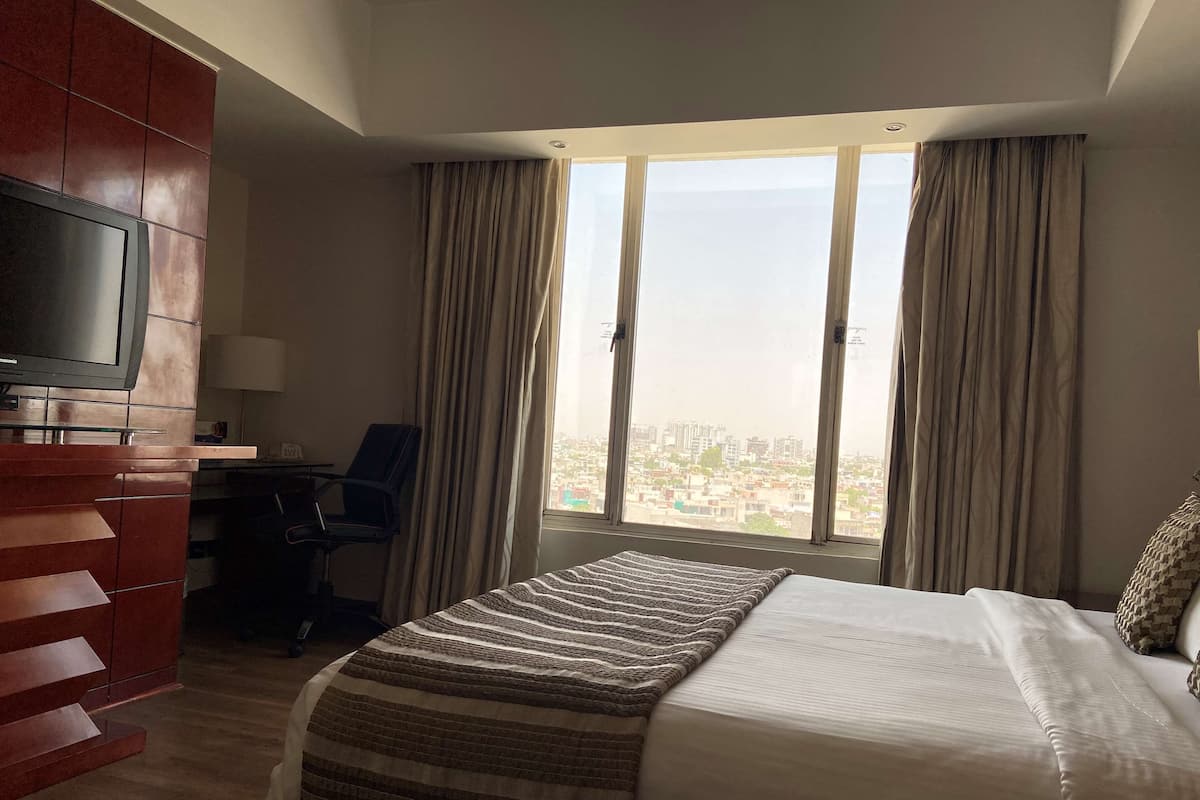 Premium Room | Premium bedding, minibar, in-room safe, desk