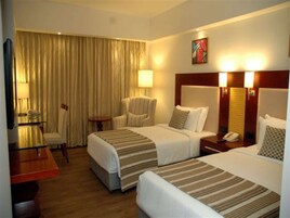 Roupas de cama premium, frigobar, cofres nos quartos, escrivaninha