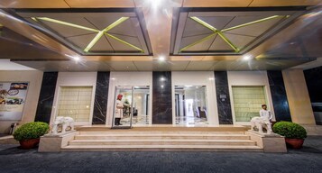 Fachada da propriedade à noite