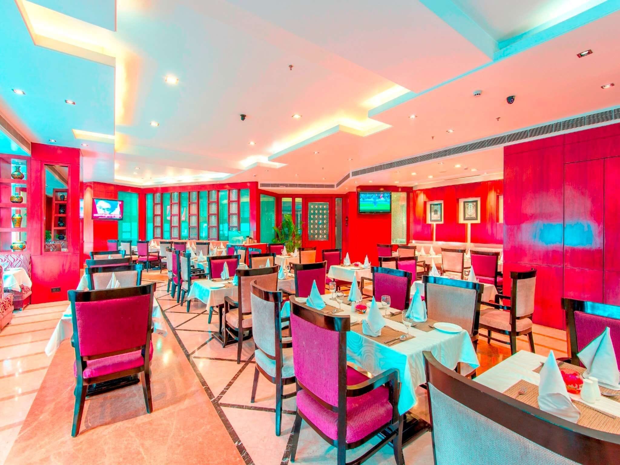 供应早餐、午餐和晚餐