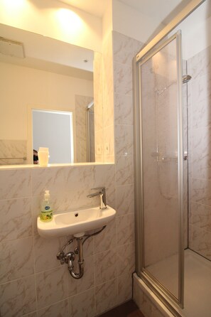 Chambre de base double, non-fumeur | Salle de bain | Douche, serviettes fournies