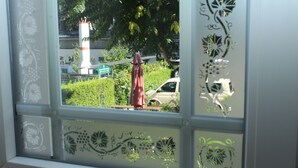 Uma janela com vidro decorativo com motivos florais.