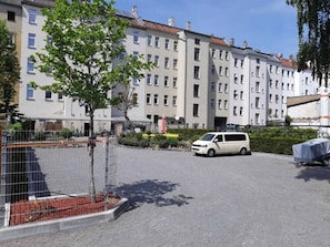Self-parking (surcharge) - Space Hotel - Campus der Jesco von Puttkamer Schule (Leipzig)