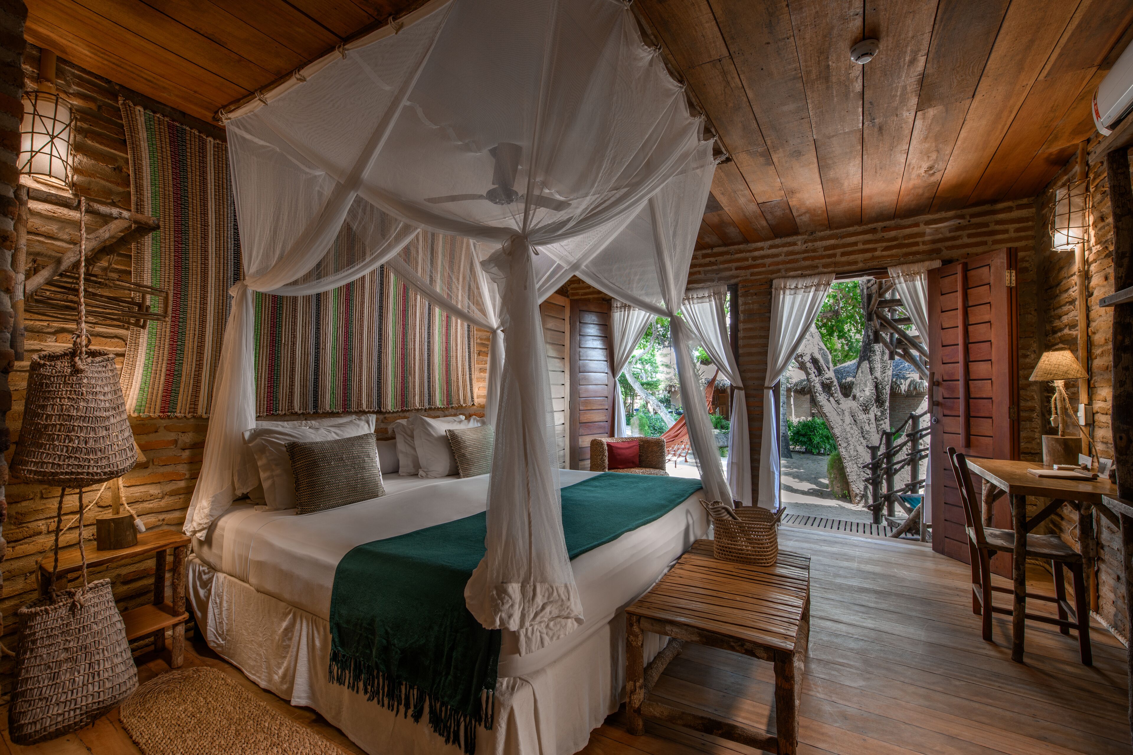 Minibar, caja de seguridad en la habitación y decoración personalizada 