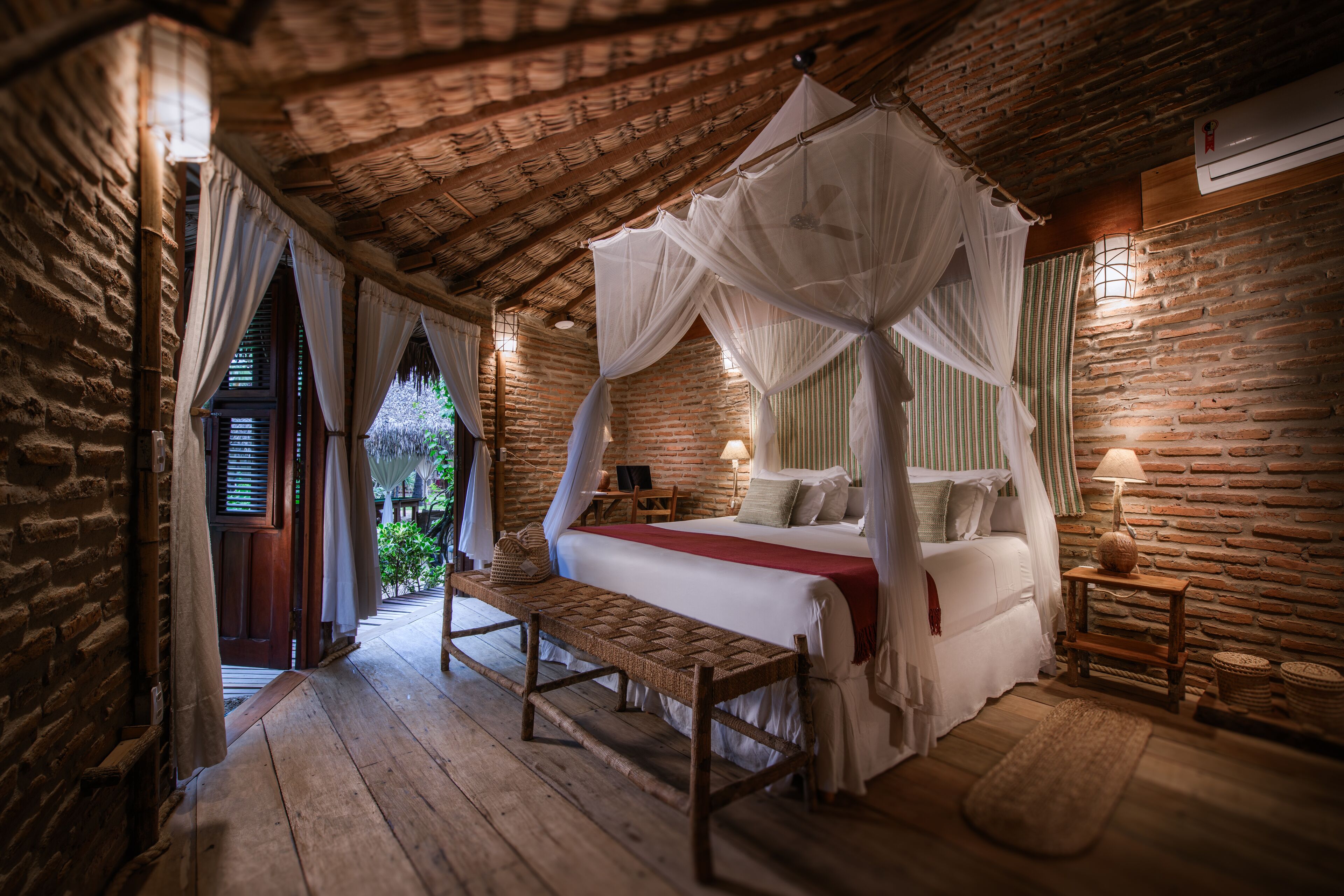 Palafita Baixa | Minibar, in-room safe, individually decorated, desk