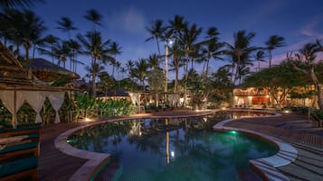 Alberca al aire libre, sombrillas en la alberca y camastros