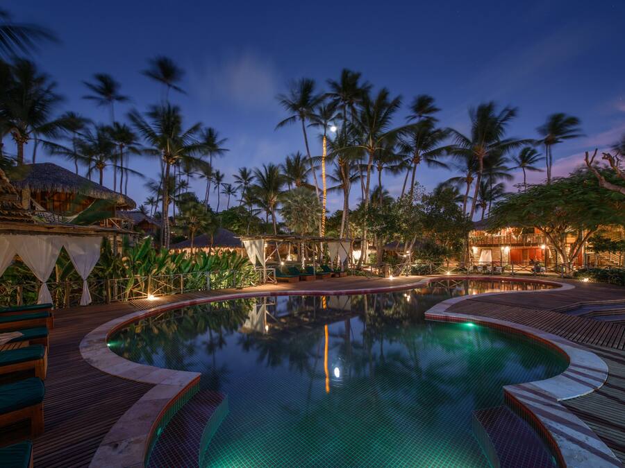 Utendørsbasseng, bassengparasoller og solsenger