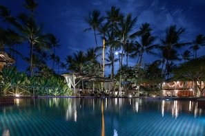 Ulkouima-allas avoinna 9.00–21.00, aurinkovarjoja, aurinkotuoleja