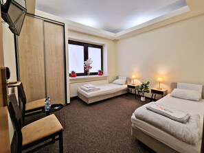 Chambre Standard, 2 lits une place, salle de bains commune