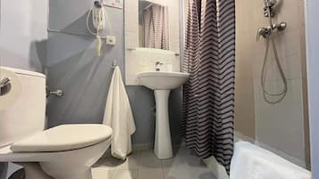 Standard Apartment, 1 Bedroom, Non Smoking, Kitchen | Bathroom | Shower, free toiletries, hair dryer, towels