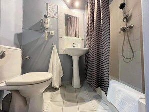 Standard Apartment, 1 Bedroom, Non Smoking, Kitchen | Bathroom | Shower, free toiletries, hair dryer, towels - Helvetia Plus (Warsaw)