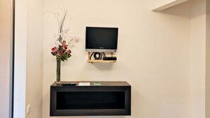 舒适客房, 2 张单人床, 独立浴室 | 电视