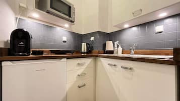 Departamento estándar, 1 habitación, para no fumadores, cocina | Cocina privada | Frigobar, microondas, parrilla de estufa y cafetera y tetera