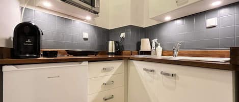 Standard Apartment, 1 Bedroom, Non Smoking, Kitchen | Private kitchen