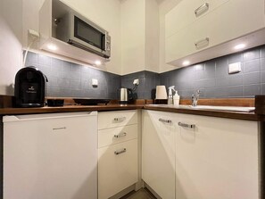 标准公寓, 1 间卧室, 无烟房, 厨房 | 私人厨房 | 迷你冰箱、微波炉、炉灶、茶具/咖啡用具