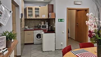 Frigorífic petit, microones, placa de cuina i cafetera i tetera