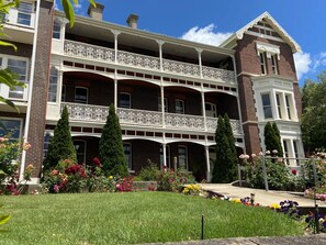 Exterior - Auldington Hotel (Launceston)
