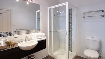 Shower, rainfall showerhead, free toiletries, hair dryer