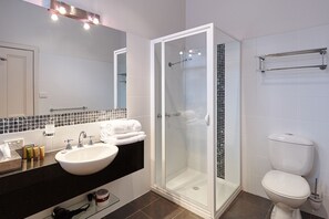 Shower, rainfall showerhead, free toiletries, hair dryer - Auldington Hotel (Launceston)