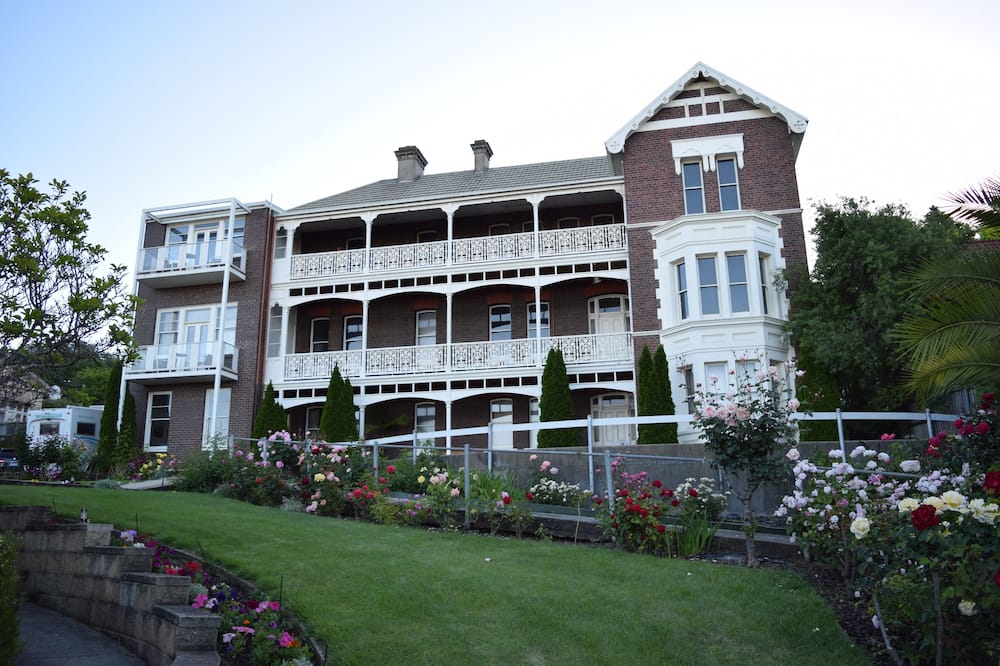 Auldington Hotel