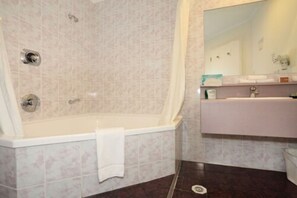 Family Room, 2 Bedrooms | Bathroom