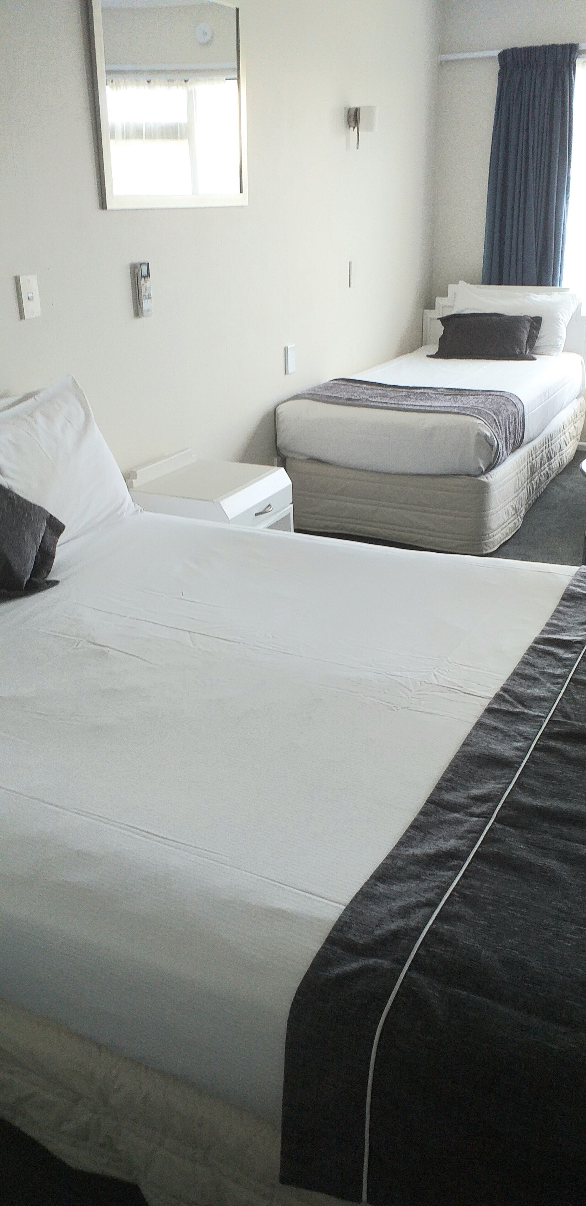 Estudio | Ropa de cama de alta calidad, escritorio, sistema de insonorización