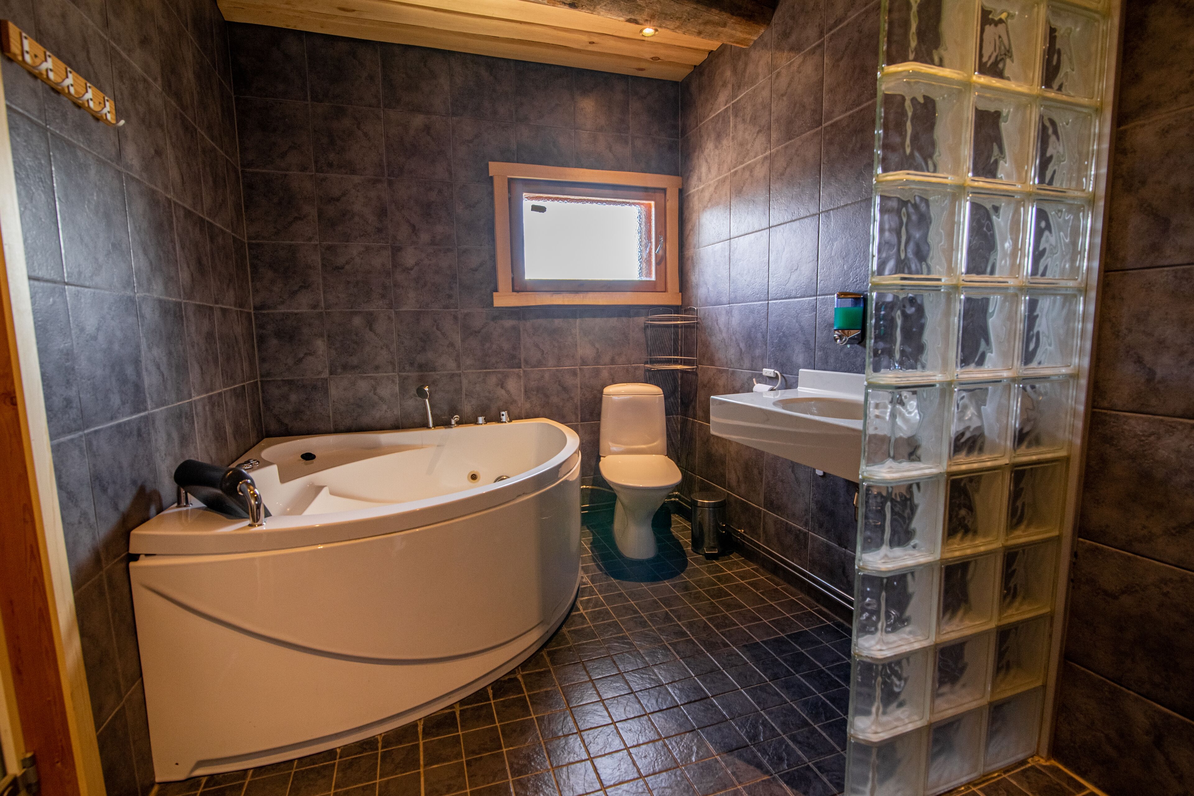 Une salle de bain moderne avec une baignoire sur pieds, des toilettes et un lavabo.