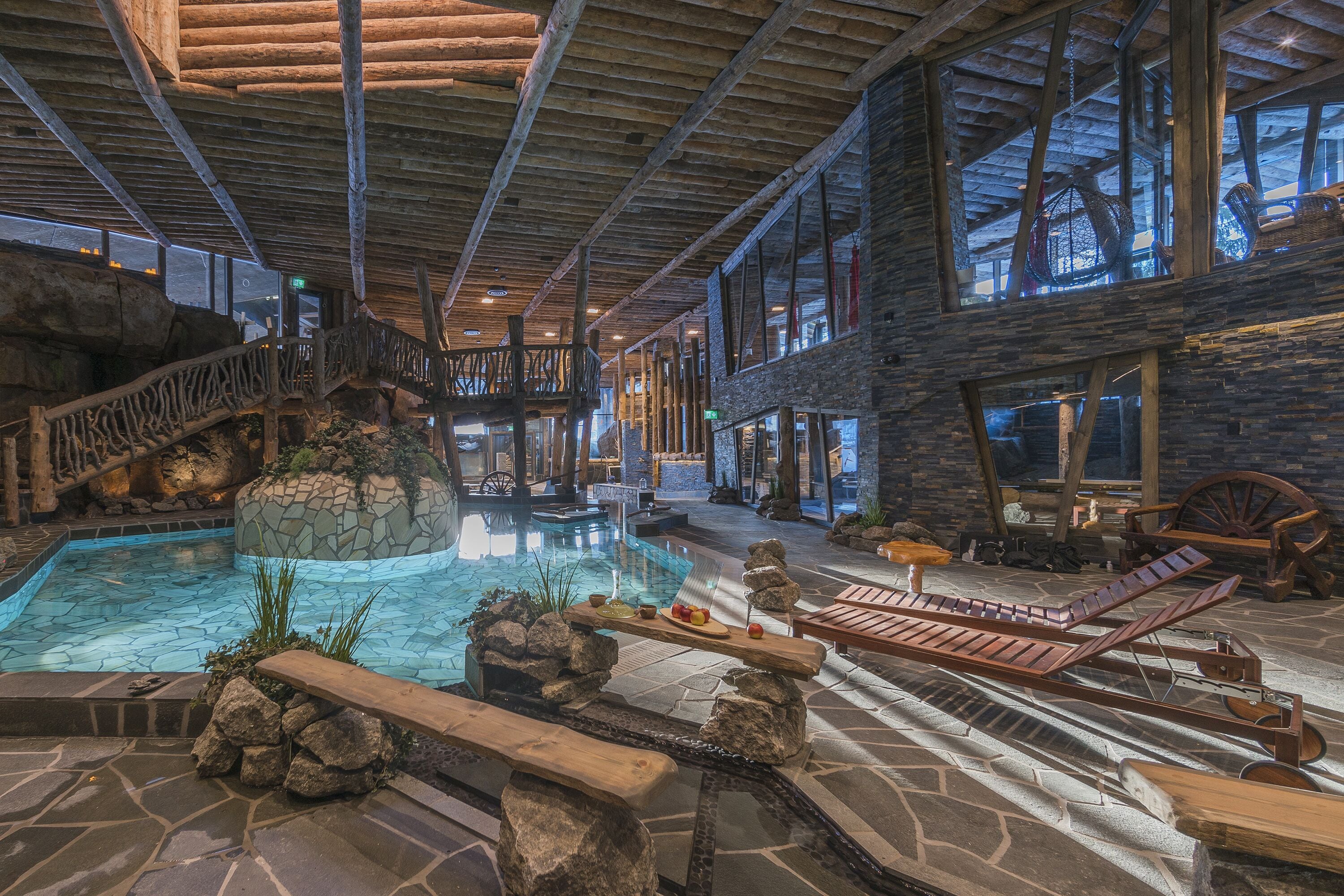 2 indoor pools, 2 outdoor pools, pool loungers