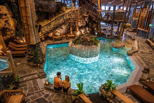 2 indoor pools, 2 outdoor pools, pool loungers