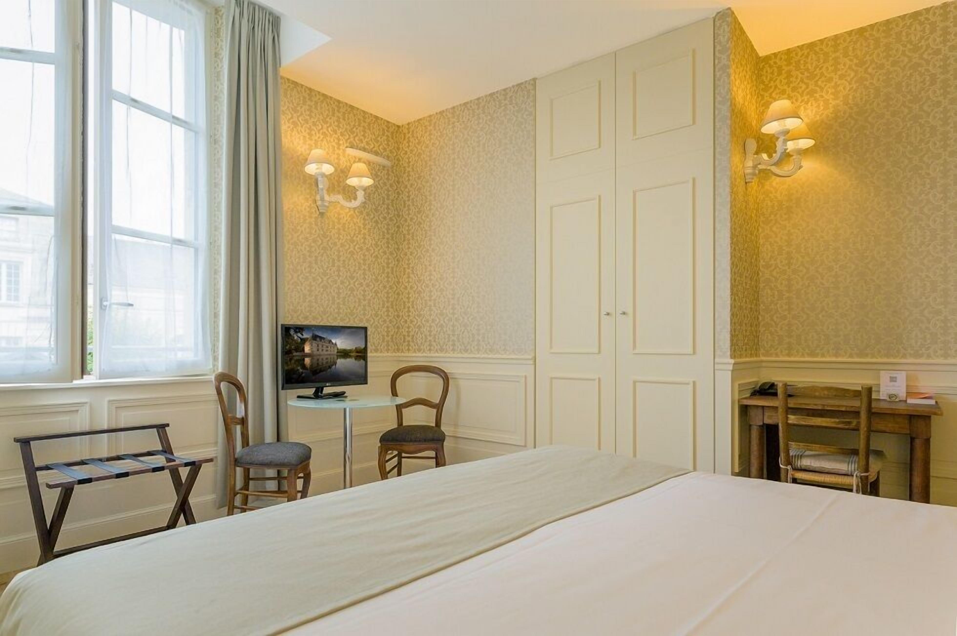 comfort double room | in-room safe, desk, free wifi, bed sheets