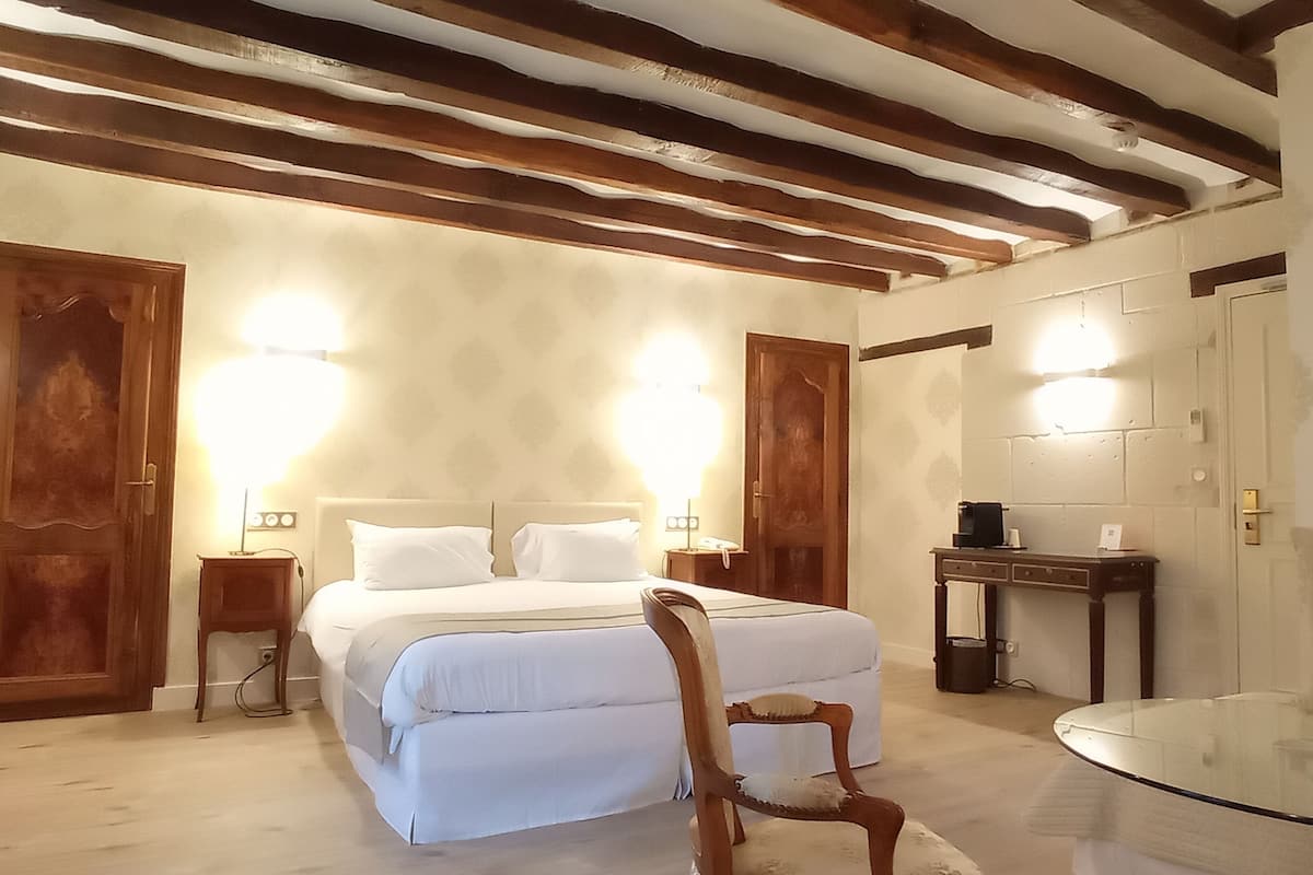 premium double room | in-room safe, desk, free wifi, bed sheets