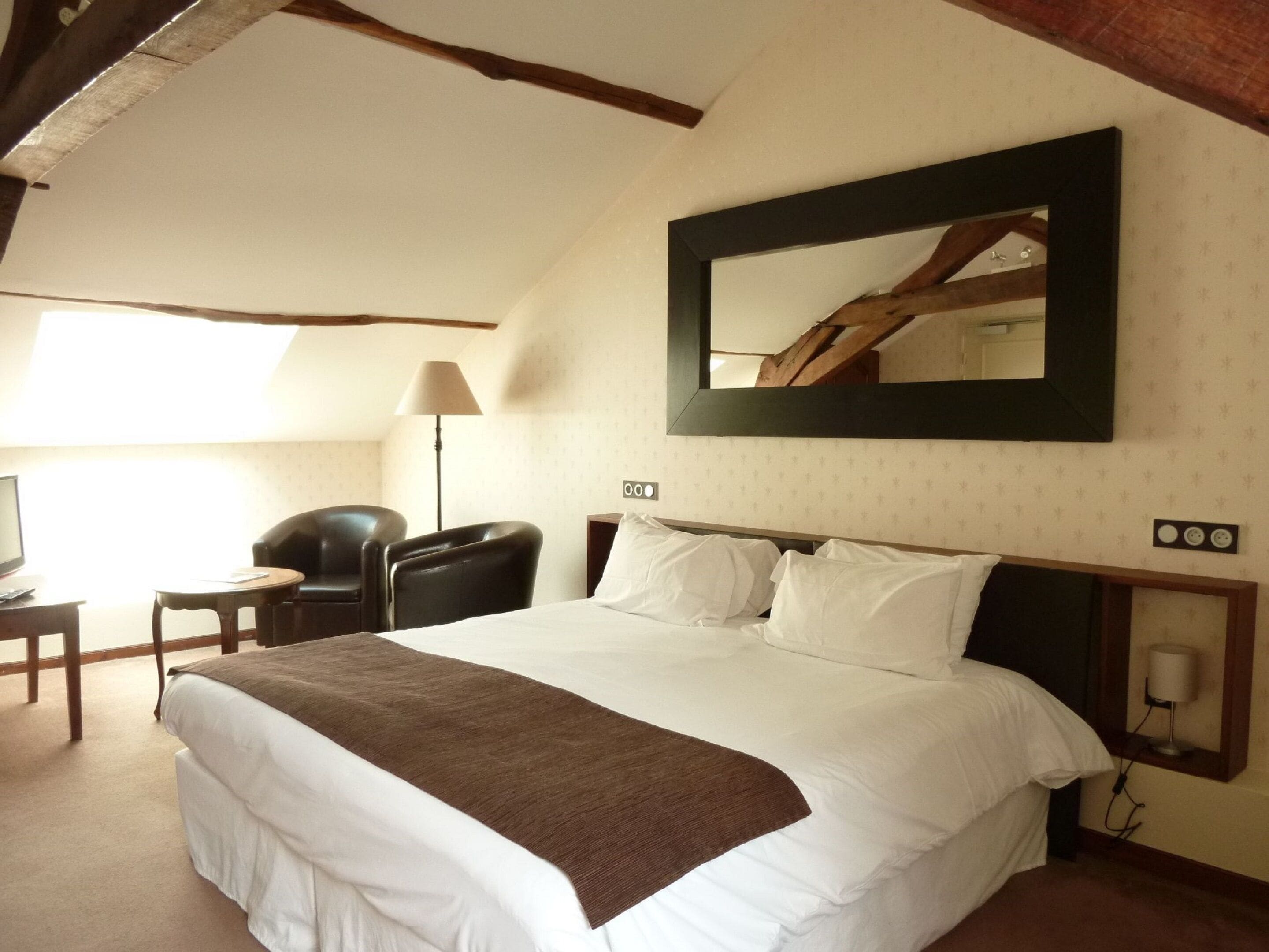 comfort double room | in-room safe, desk, free wifi, bed sheets