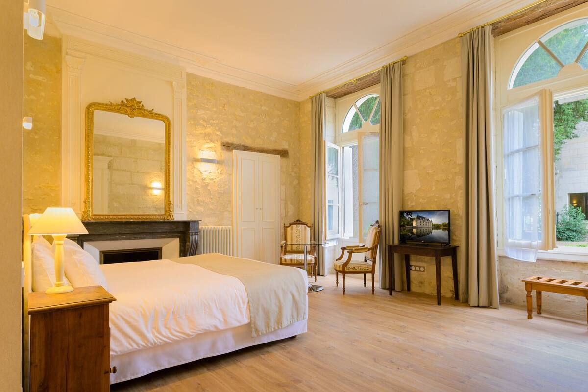 Premium Double Room | Peti besi dalam bilik, meja, Wi-fi percuma, cadar katil 