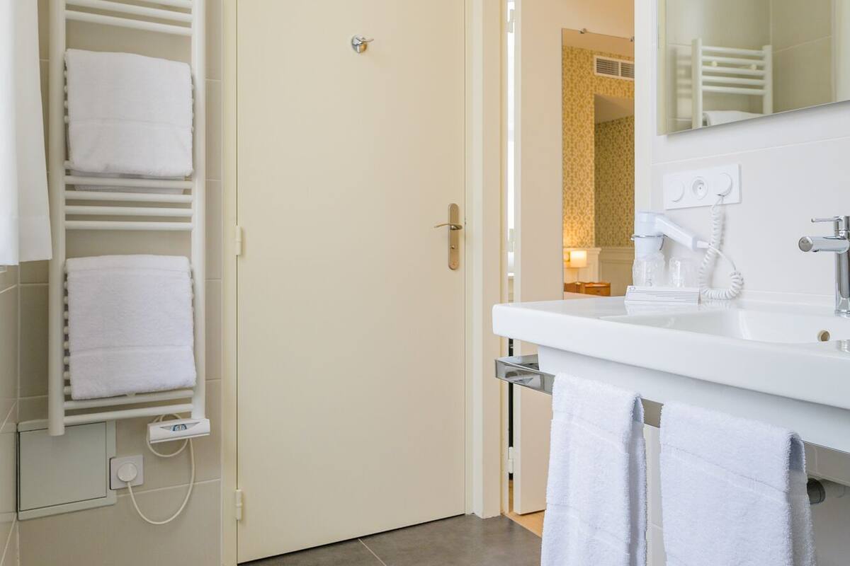 comfort double room | bathroom | hair dryer, bathrobes, slippers, towels