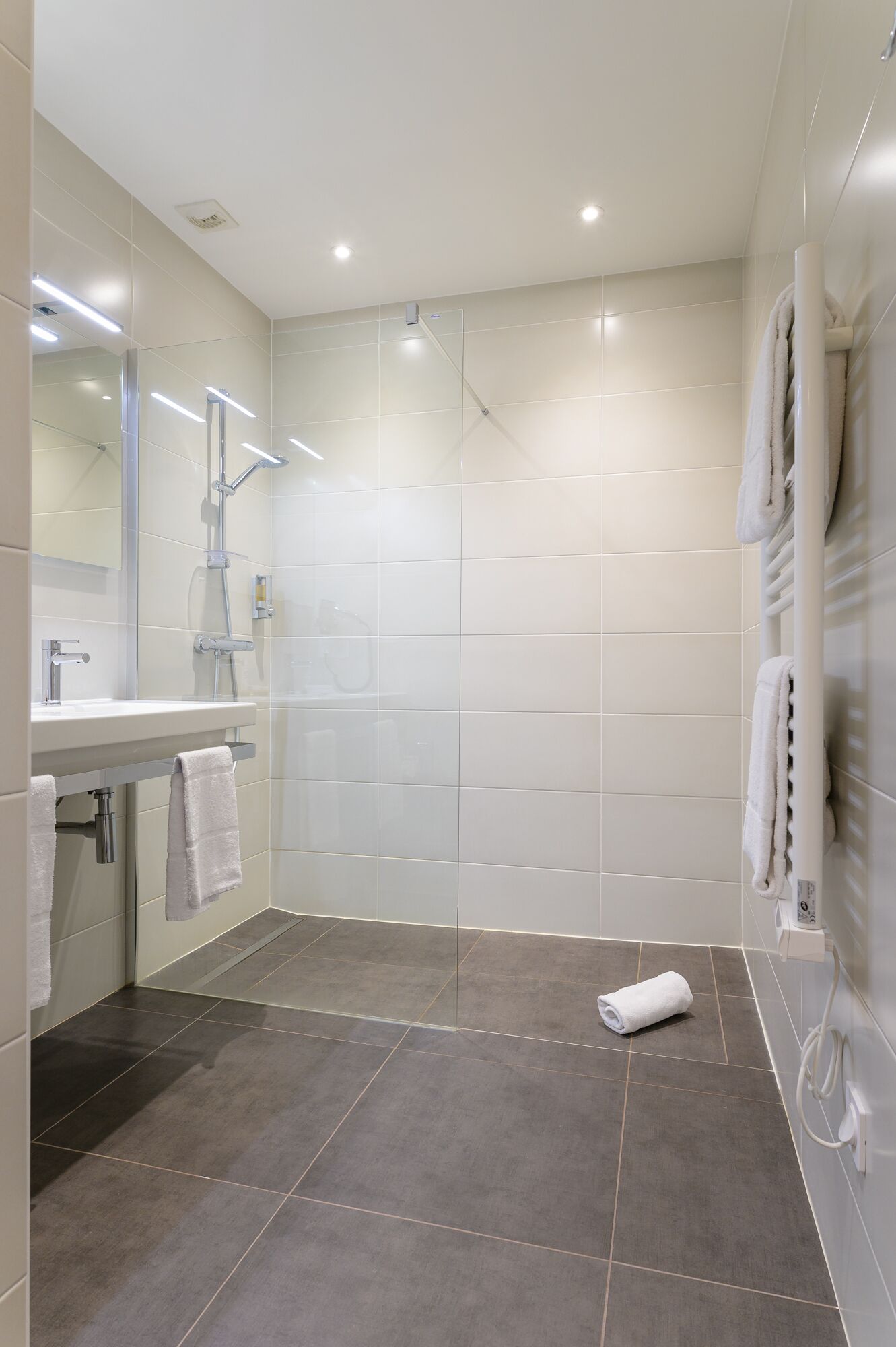 premium double room | bathroom | hair dryer, bathrobes, slippers, towels