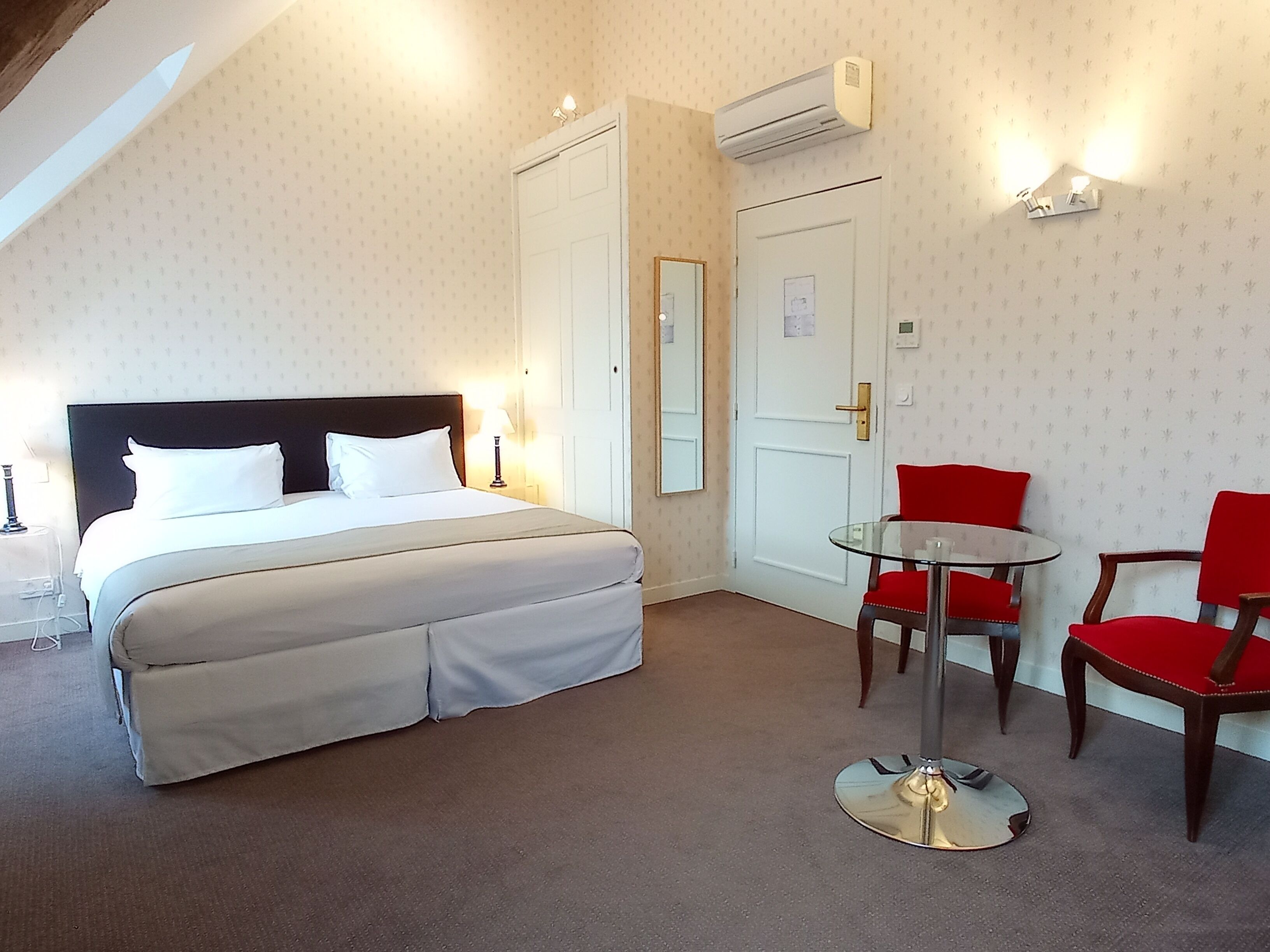 comfort double room | in-room safe, desk, free wifi, bed sheets