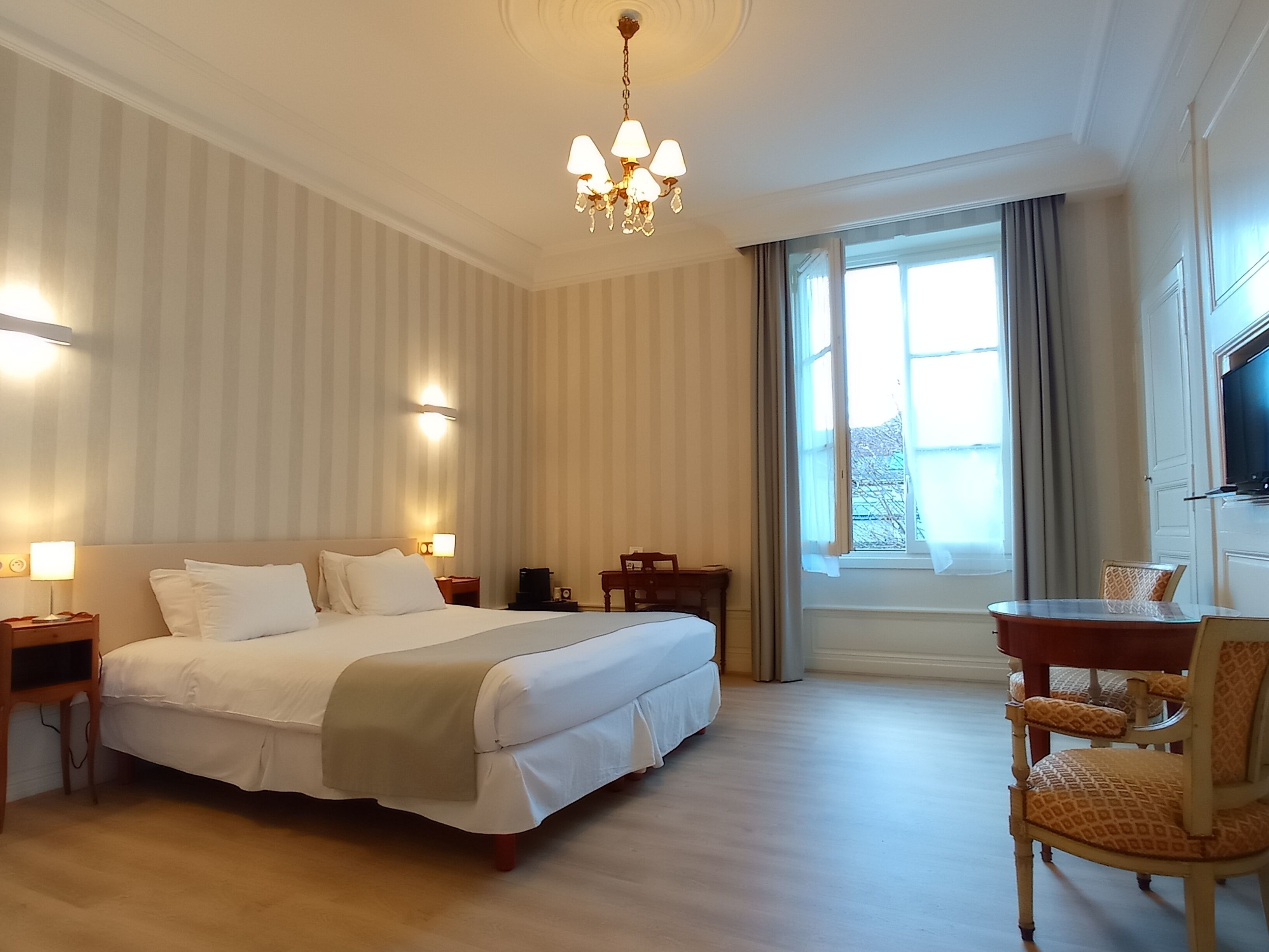 exclusive double room | in-room safe, desk, free wifi, bed sheets