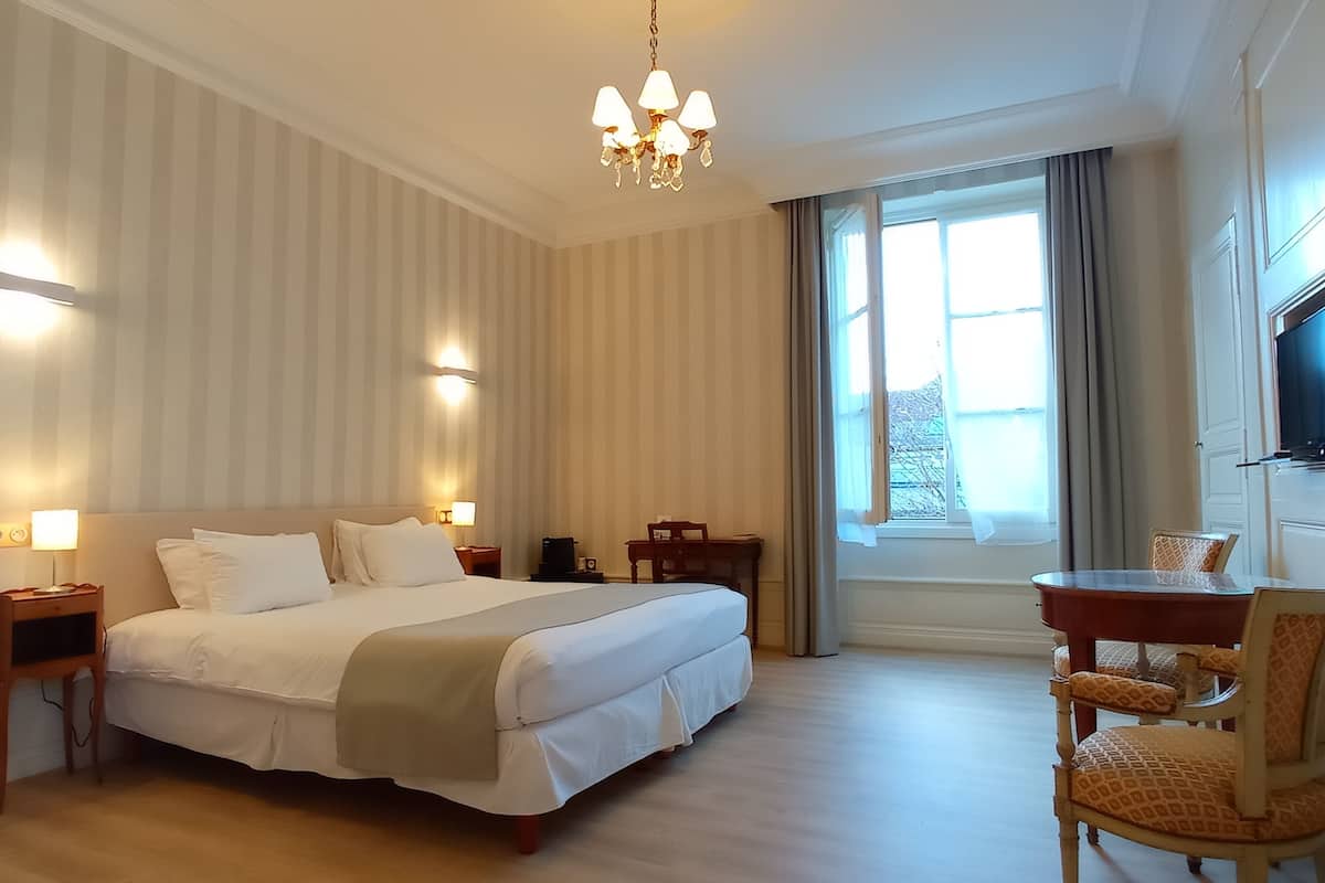 exclusive double room | in-room safe, desk, free wifi, bed sheets