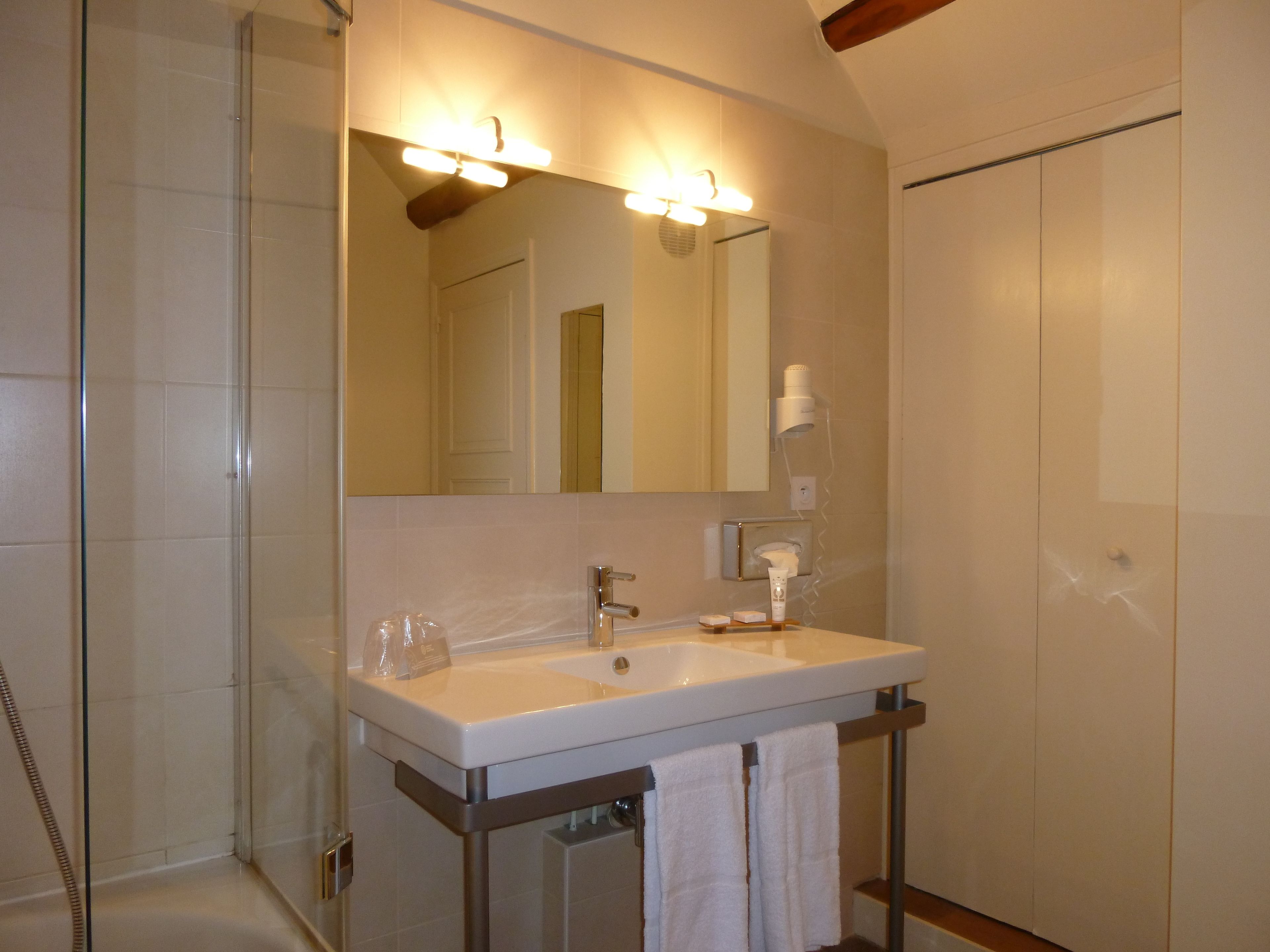 comfort double room | bathroom | hair dryer, bathrobes, slippers, towels