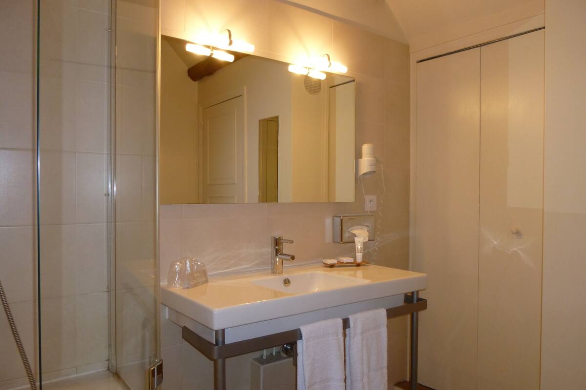 comfort double room | bathroom | hair dryer, bathrobes, slippers, towels