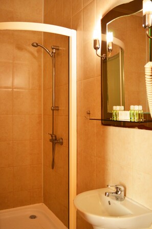 Combined shower/tub, rainfall showerhead, free toiletries, towels - Hotel Old Port (Boryspil)