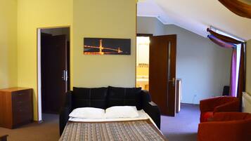 Deluxe Room | 1 bedroom, in-room safe, desk, blackout drapes